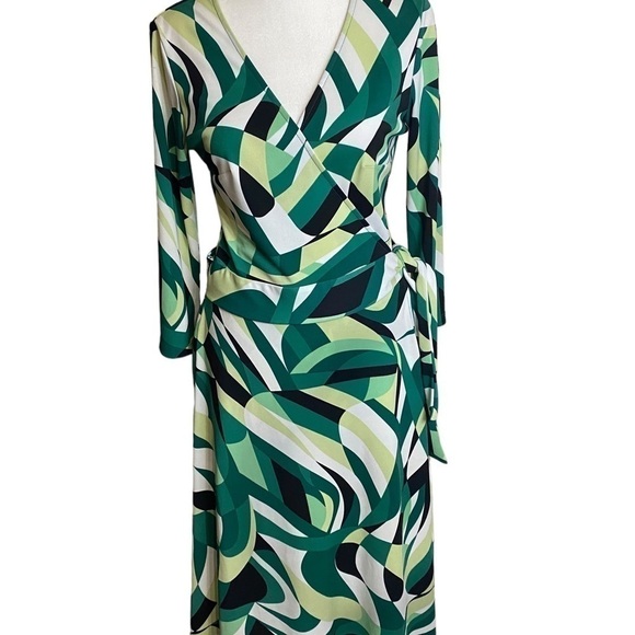 NEW York and company wrap dress size medium. - Picture 3 of 10